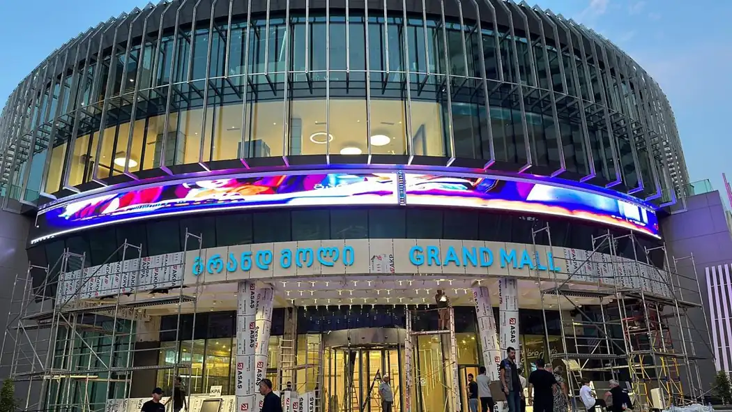 Curved façade installation